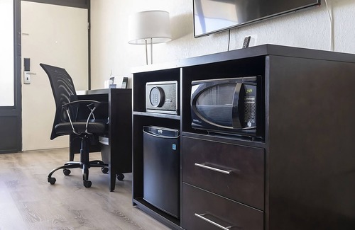 Florida Center Hotel | Relax and Recharge Near Museum of Illusions with Free Parking