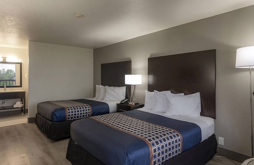 Florida Center Hotel | Relax and Recharge Near Museum of Illusions with Free Parking