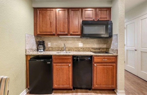 West Kissimmee Hotel | Enjoy Your Stay with Outdoor Pool and Full Kitchen Access