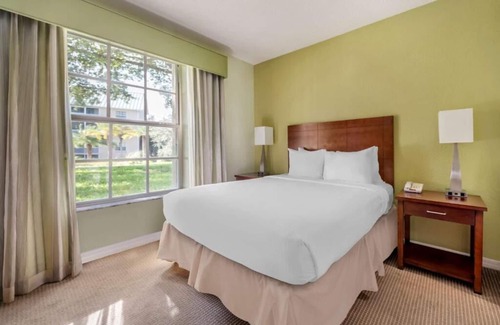 West Kissimmee Hotel | Enjoy Your Stay with Outdoor Pool and Full Kitchen Access