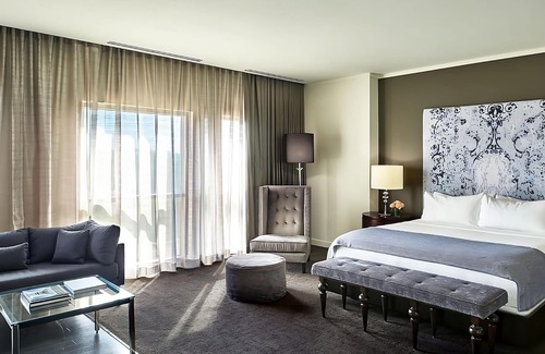 West Plaza Hotel | Enjoy a Pet-Friendly Getaway with Pool Access!