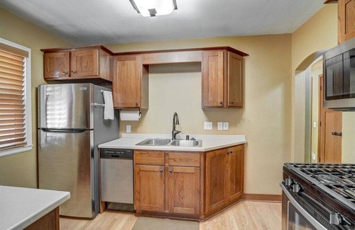 Sun Prairie House | Tranquil Getaway: Family-Friendly with Breakfast & Discounts
