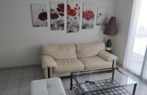 Poitiers Apartment | Inviting Poitiers Apartment with 2 Bedrooms and Family Amenities