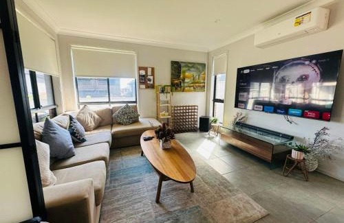 Austral House | Exclusive Ensuite Room with Ocean View & Spa Amenities