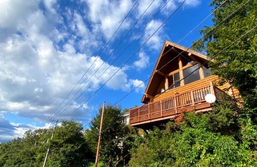 Oyama-cho House | Idyllic Log House with Mt Fuji View & Hot Tub - Thangtong
