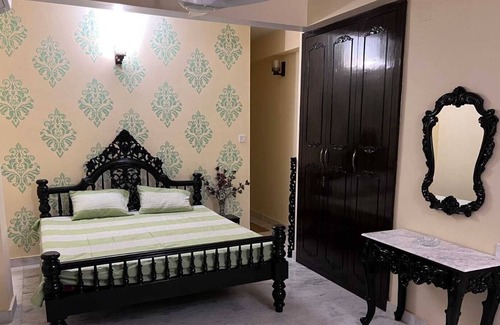 Kolkata Apartment | Charming Duplex Apartment with Pet-Friendly Amenities