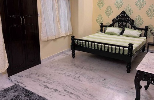 Kolkata Apartment | Charming Duplex Apartment with Pet-Friendly Amenities