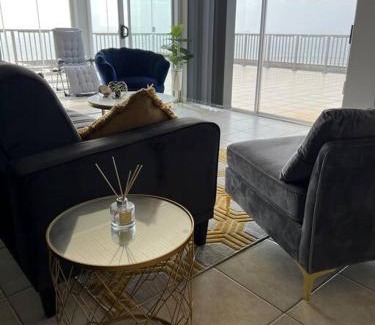 La Mercy Apartment | Seaside Retreat: A Premier Work-Relax Destination