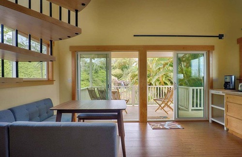 Hilo Cabin | Relaxing Retreat by the Enchanting Hilo Waterfall