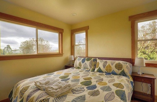 Hilo Cabin | Relaxing Retreat by the Enchanting Hilo Waterfall