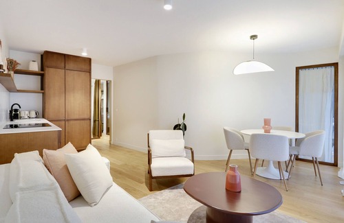 Quartier de l'Ecole-Militaire Apartment | Elegant 2-BR Retreat in Saint-Germain with Spa Amenities