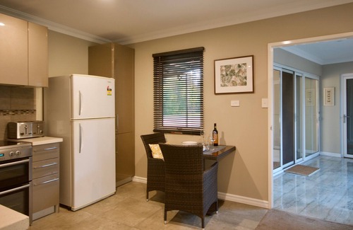Collie House | Relaxed Luxury Apartment Nestled Among Gum Trees, 10/10 Rated