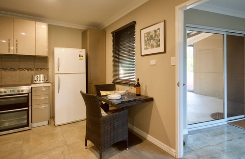 Collie House | Relaxed Luxury Apartment Nestled Among Gum Trees, 10/10 Rated