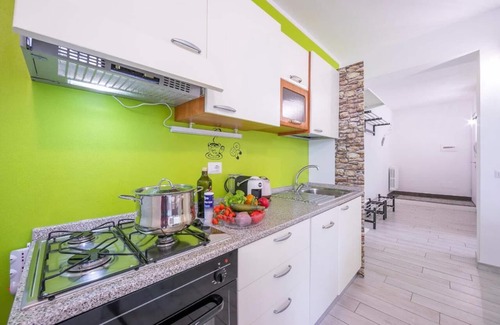 San Benedetto di Lugana Apartment | Tranquil Retreat Near the Lake with Pool and Ocean Views