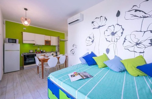San Benedetto di Lugana Apartment | Tranquil Retreat Near the Lake with Pool and Ocean Views