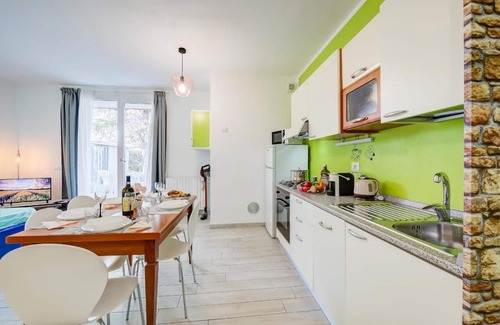 San Benedetto di Lugana Apartment | Tranquil Retreat Near the Lake with Pool and Ocean Views