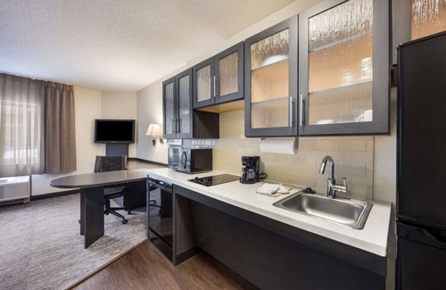 Troy Resort | Relaxing Getaway in Detroit with Kitchen & Pet-Friendly Options