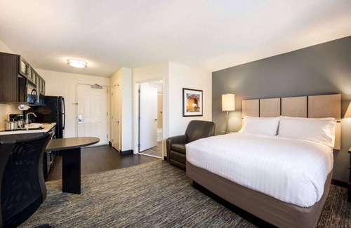 Troy Resort | Relaxing Getaway in Detroit with Kitchen & Pet-Friendly Options