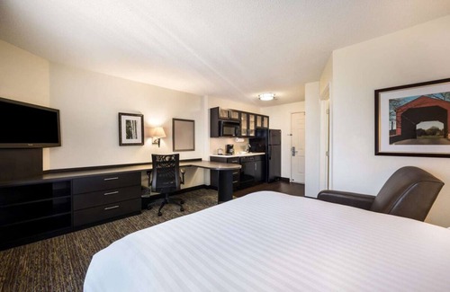Troy Resort | Relaxing Getaway in Detroit with Kitchen & Pet-Friendly Options