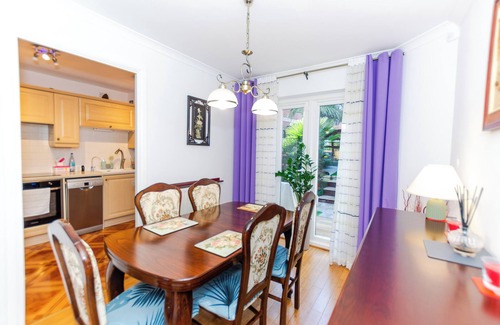 Thamesmead House | A Riverside Paradise in The City w Garden - A 2 Bed Home in London Sleeps 4!