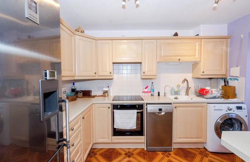 Thamesmead House | A Riverside Paradise in The City w Garden - A 2 Bed Home in London Sleeps 4!