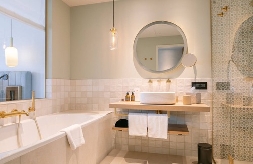 Salo Hotel | Elegant A-ROSA Gardasee: 5-Star Spa Oasis with Ocean Views
