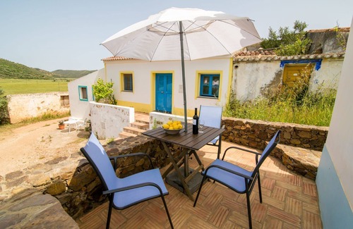 Aljezur House | Stylish 1 Bed Retreat in Vibrant Vilarinha Village