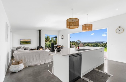 Mangawhai House | Serene Retreat: Modern Holiday Home with Panoramic Views