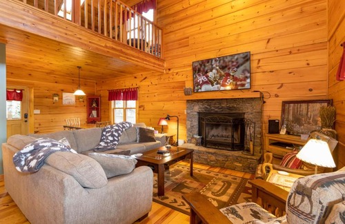 Todd House | Cozy Rustic Hideaway with Spa and Pet-Friendly Amenities