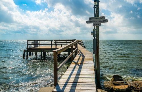 Fulton House | Comfortable Sun Harbor Cottage 10: Pet-Friendly Retreat