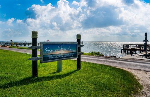 Fulton House | Comfortable Sun Harbor Cottage 10: Pet-Friendly Retreat