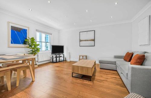 Moffat Apartment | A Scholar's Gallery - Bloomsbury - by Frankie Says