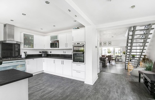West Molesey Cottage | A serene quiet oasis with 3 separate buildings large garden & heated pool