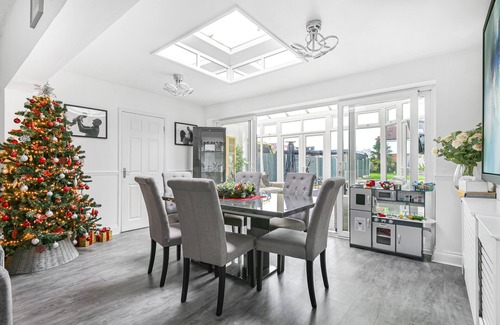 West Molesey Cottage | A serene quiet oasis with 3 separate buildings large garden & heated pool