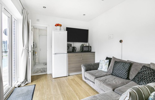 West Molesey Cottage | A serene quiet oasis with 3 separate buildings large garden & heated pool