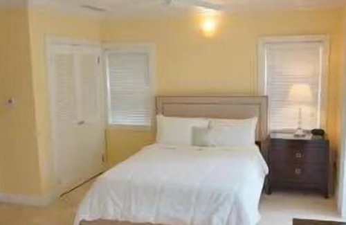 Cotton Ground House | A short drive from Bath Stream & Hot Springs! 4 Big Units w/ Free Parking!