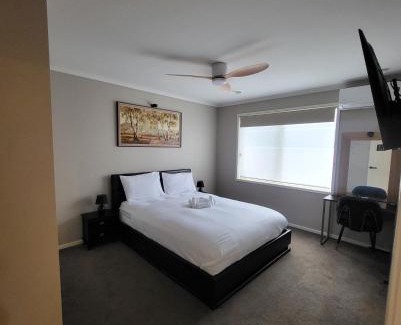 Craigieburn House | A slice of Melbourne! Room 1- Driveway Parking