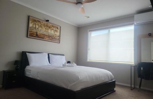 Craigieburn House | A slice of Melbourne! Room 1- Driveway Parking