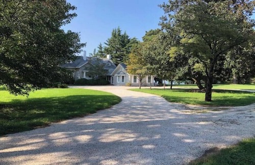 Cobbs Creek House | A slice of paradise on the Piantakank: pool, tennis court, private beach, dock