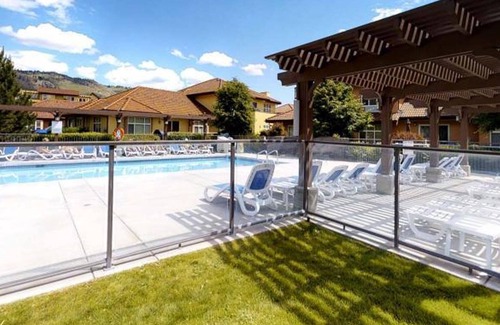 Okanagan-Similkameen House | Ideal Snow Bird Retreat with Main Floor Primary Bedroom