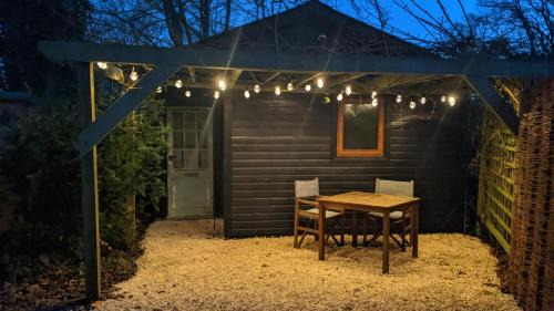 Radstock House | Idyllic Somerset Countryside Lodge - Pet Friendly Retreat
