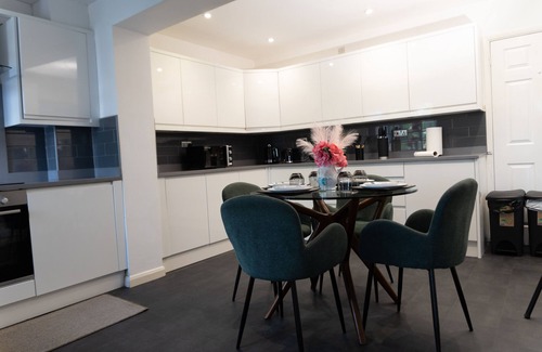 Two Mile Ash House | Modern 4 Bedroom Retreat with Spa and Free Parking