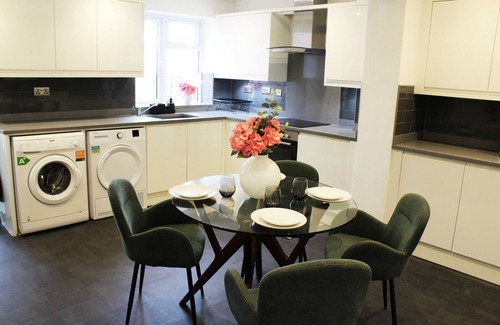 Two Mile Ash House | Modern 4 Bedroom Retreat with Spa and Free Parking