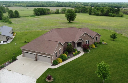 Brookfield House | Serene Lodge Retreat: Lake Views, Spa & Family-Friendly Comfort