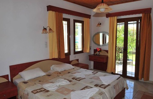 Anaxos Apartment | Bright Studio Retreat with Balcony - Perfect for Families
