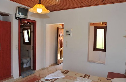 Anaxos Apartment | Bright Studio Retreat with Balcony - Perfect for Families
