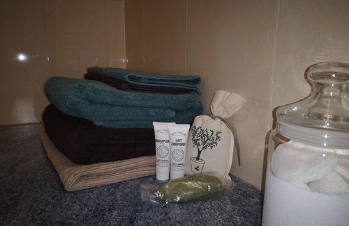 Riez Apartment | Modern Apartment in Riez with Kitchen and Pet-Friendly Perks