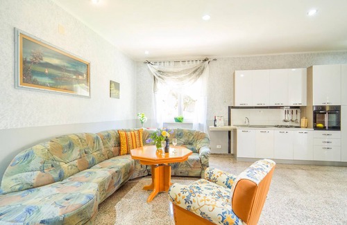 Partinico Apartment | A spacious apartment with a bathing area in the garden awaits you.