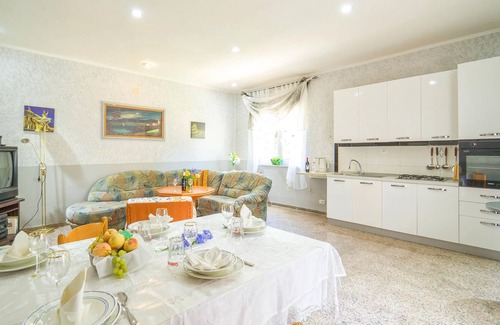 Partinico Apartment | A spacious apartment with a bathing area in the garden awaits you.
