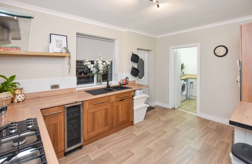 Heywood House | Comfortable Home with Scenic Farmland Views and Breakfast